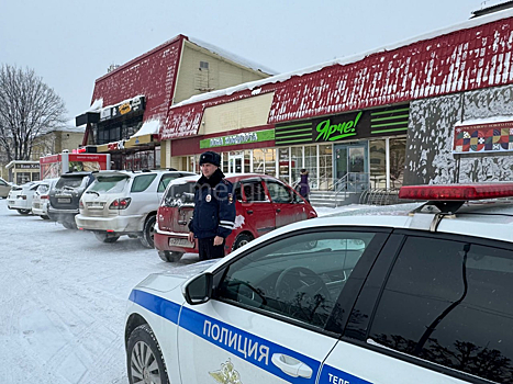Огромная гора снега у магазинов оказалась опасной для кузбассовец