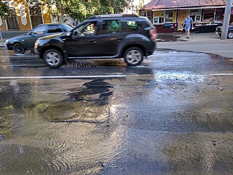 В Саратове из под асфальта бьет гейзер