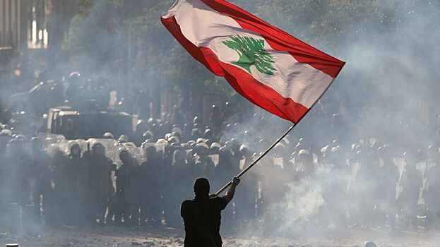 Толпа в Бейруте пробивается к парламентскому дворцу