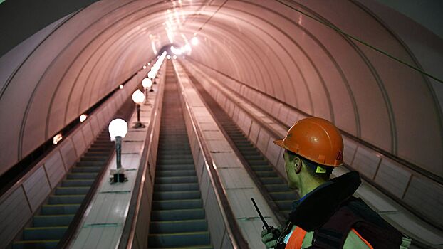 В московском метро эскалатор зажевал плащ и волосы девушки