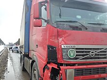 На Южном обходе фура врезалась в автобус