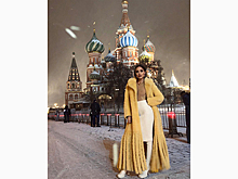 Российская модель снялась в просвечивающем грудь топе и шубе на фоне Кремля