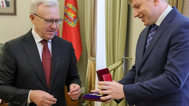 Губернатору Александру Уссу вручили нагрудный знак «За вклад в международное сотрудничество»