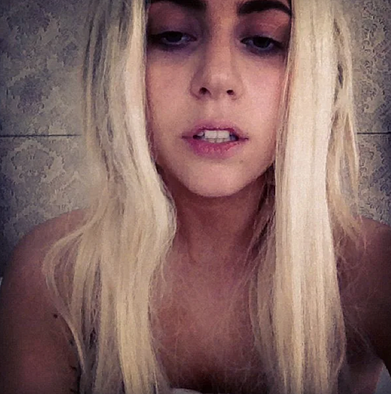 Леди Гага и ее селфи образца 2012 года.