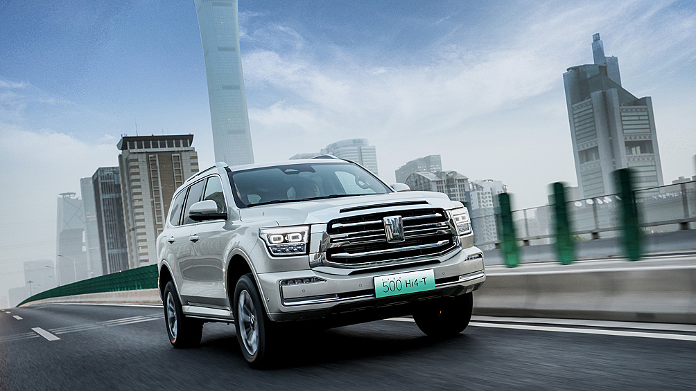 Главное техническое нововведение рестайлингового внедорожника Tank 500 — автопилот третьего уровня (ранее был только второй уровень), позволяющий автомобилю самостоятельно двигаться по шоссе и в пробках. Среди ключевых внешних изменений — новая выпуклая радиаторная решетка с равномерными горизонтальными планками, которые плавно перетекают в оформление фар. В салоне появились двухспицевый руль, выдвижной экран для задних пассажиров и мини-холодильник. Кроме того, в линейке силовых агрегатов теперь будут доступны только гибридные версии с 2,0-литровым турбомотором и электродвигателями.