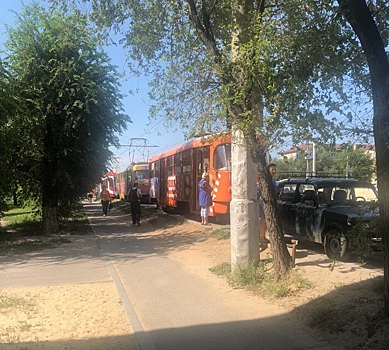 В Волгограде автомобилистка перекрыла дорогу скоростным трамваям