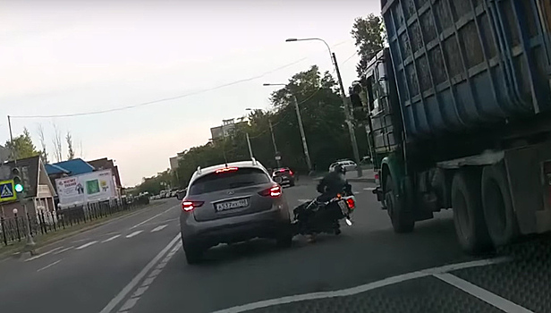В ДТП на севере Петербурга чуть не погиб мотоциклист