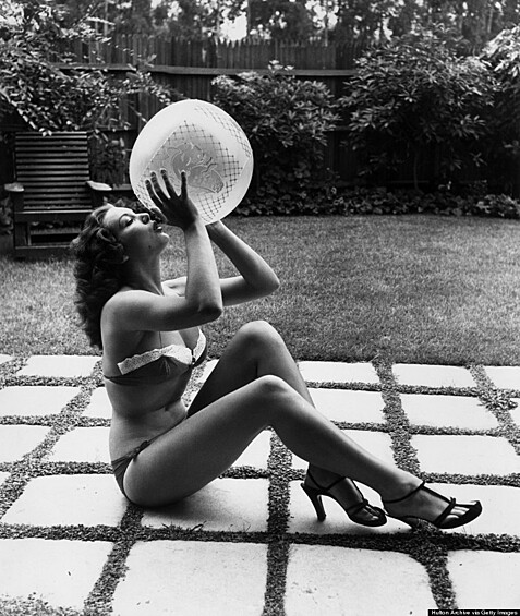 Портрет американской исполнительницы бурлеска Блейз Старр приблизительно в 1955 году, бикини и высокие каблуки.