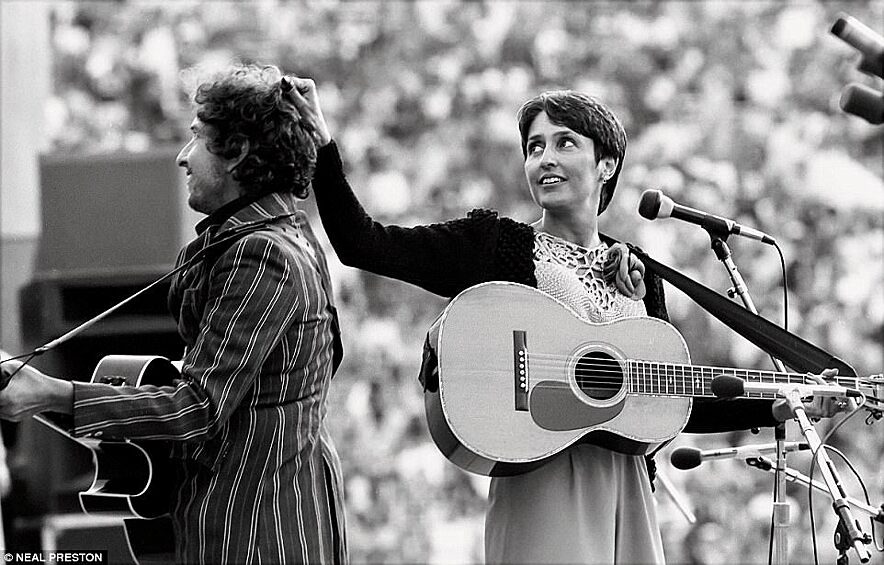 Боб Дилан и Джоан Баэз, 1982 год. «Боб и Джоан уже расстались, когда была сделана фотография. Очень трогательный момент. Она была единственным человеком, кому позволялось ерошить его волосы».