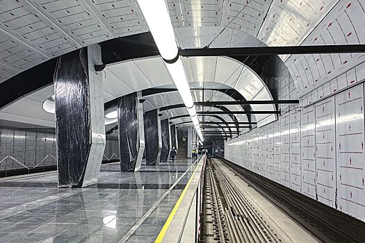 На строящейся станции метро «ЗИЛ» монтируют светильники