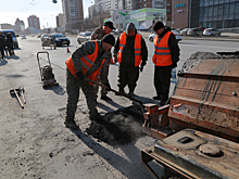 В новосибирской Дзержинке рециклером отремонтировали 400 квадратных метров дорог