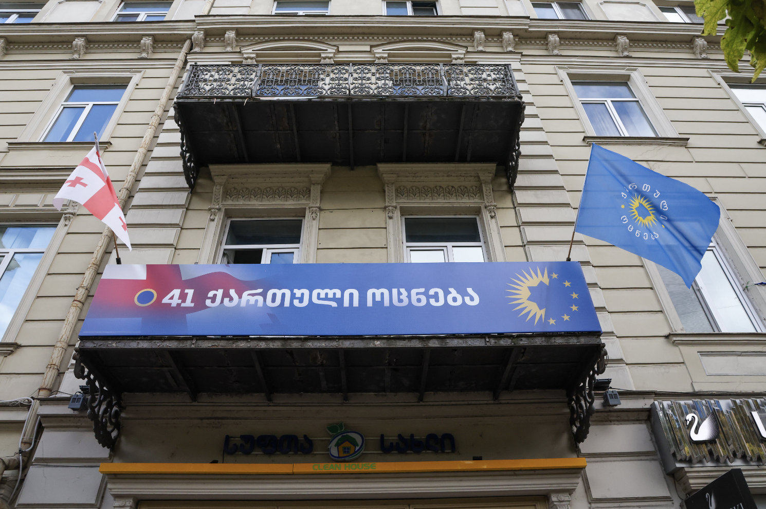 Грузинская мечта набирает более 54% голосов после обработки 99% бюллетеней, у оппозиции в сумме около 37%