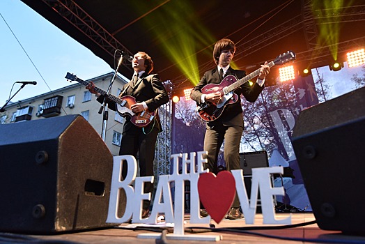 Двойники битлов, хиппи и фенечки: Уралмаш в третий раз принял фестиваль The Beatles fest