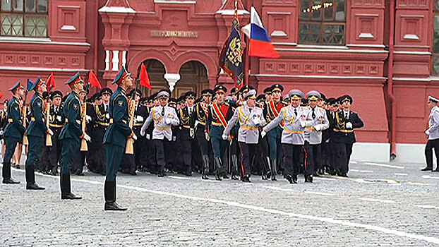 Глава МВД России вручил дипломы выпускникам ведомственного университета на Красной площади