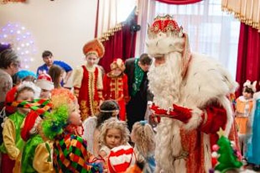 Всероссийский Дед Мороз продегустировал выпечку в Саратове