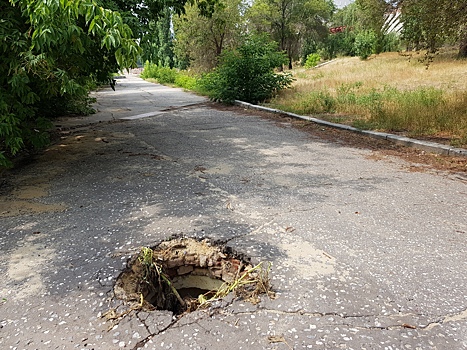 В центре Волгограда вновь оголились забытые всеми люки и ливневки