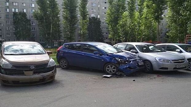 В Тюмени подросток протаранил несколько автомобилей