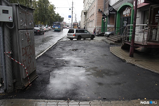 Фото: на Красном проспекте потрескался свежий асфальт