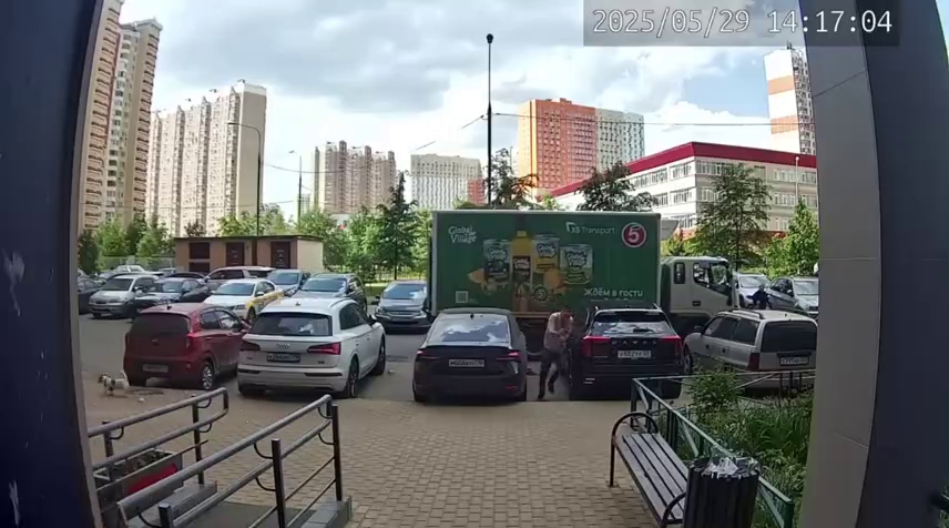 Жителя Красногорска чуть не убило кирпичом, сброшенным с балкона