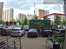 Жителя Красногорска чуть не убило кирпичом, сброшенным с балкона