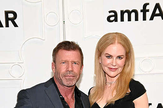 Актриса Николь Кидман снялась в платье с декольте на фоне развода