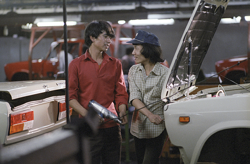 Вьетнамские учащиеся, будущие рабочие, проходят производственную практику на главном конвейере Волжского автомобильного завода (сейчас ОАО "АВТОВАЗ"), 1984
