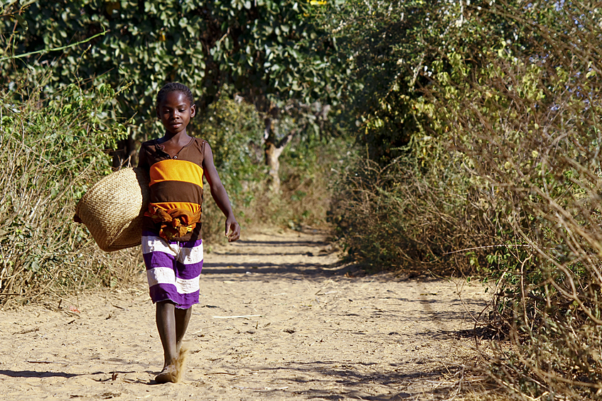 Мали. В этой бедной бедной африканской стране девочки подвергаются унизительной процедуре обрезания половых органов. Без наркоза и в антисанитарных условиях. Их рано выдают замуж, не спрашивая их согласия. Из-за отсутствия медицины в стране девушки часто умирают во время родов.