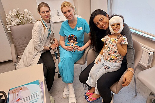 РИА Новости: Девочку в "маске Бэтмена" более 6 часов оперировали в Петербурге