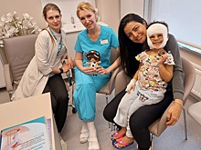 В России спасают девочку с «маской Бэтмена». Почему она прилетела из США в Петербург