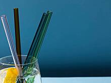 Девушка попала в больницу из-за стеклянной трубочки в напитке