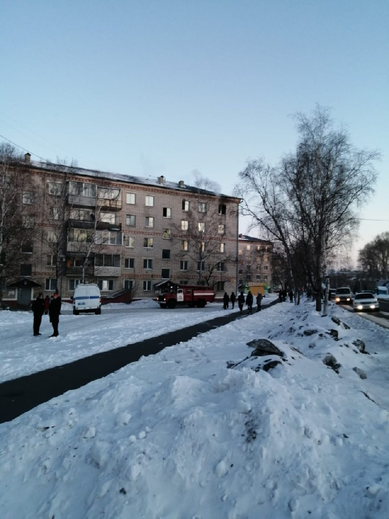 В Райчихинске загорелась квартира с молодой мамой и двумя детьми внутри