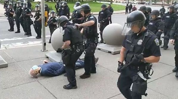 ABC: в США двоих полицейских обвинили в нанесении травм 75-летнему протестующему