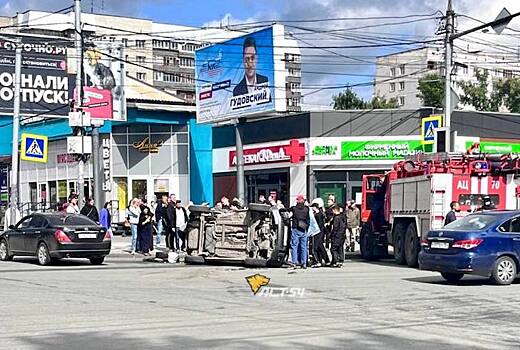Прохожие в Новосибирске поставили на колёса автомобиль после аварии