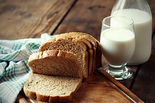 Диетолог рекомендовал отказаться от хлеба, плавленого сыра и йогуртов