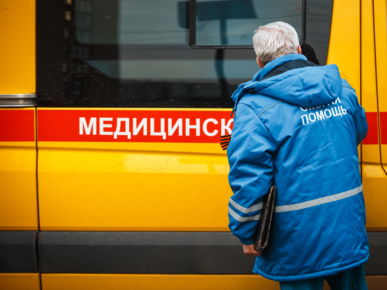 Женщина попала в больницу после падения глыбы льда в Новосибирске