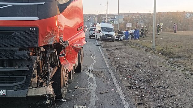 В Пензенском районе столкнулись фура и Renault Logan