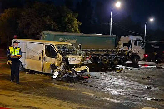 В Москве пять человек пострадали в ДТП с участием фургона и грузовика