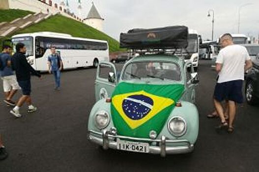 Бразильцы приехали в Казань на необычном автомобиле