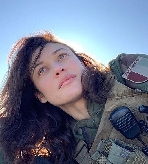 А в 2006 году Ольга Куриленко снялась в киноальманахе "Париж, я люблю тебя", где ее партнером стал Элайджа Вуд, известный по роли Фродо Бэггинса во "Властелине колец". 