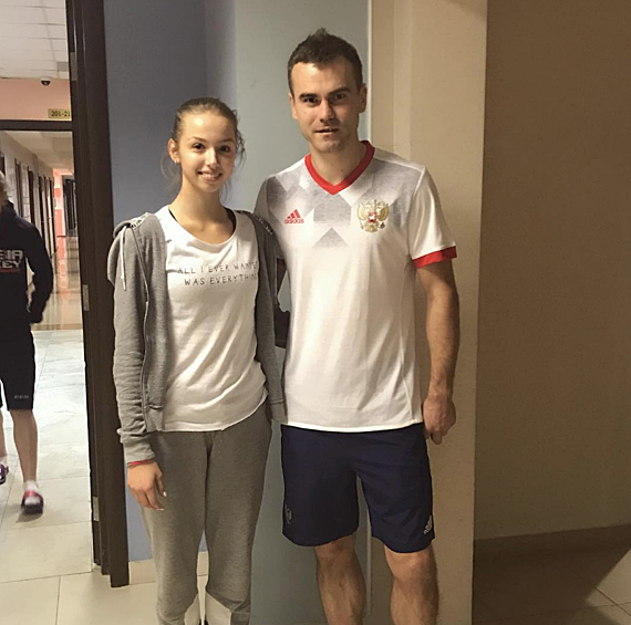 Впрочем, Маша любит не только гимнастику, но и футбол. Как ни странно, но любимый игрок девушки – вратарь столичного ЦСКА и сборной России Игорь Акинфеев. Наверняка гимнастка будет следить за приближающимся чемпионатом мира по футболу