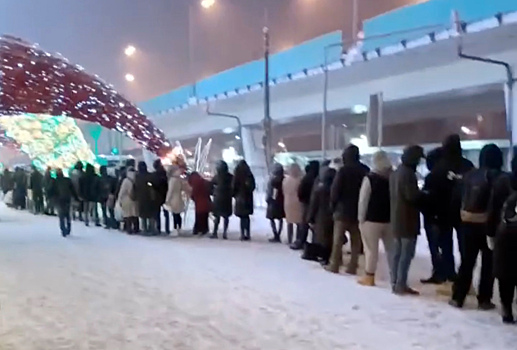 Очевидцы сняли на видео километровые очереди на транспорт в Москве