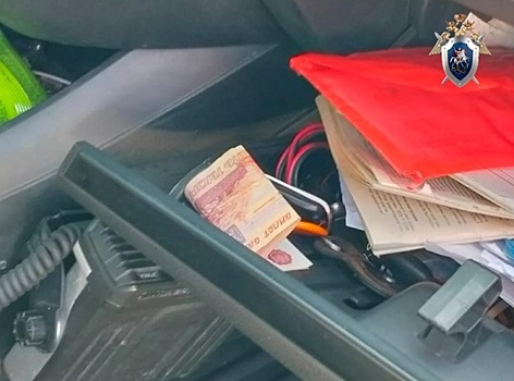 Дзержинец пытался положить взятку в 15 тысяч рублей в бардачок машины полицейского