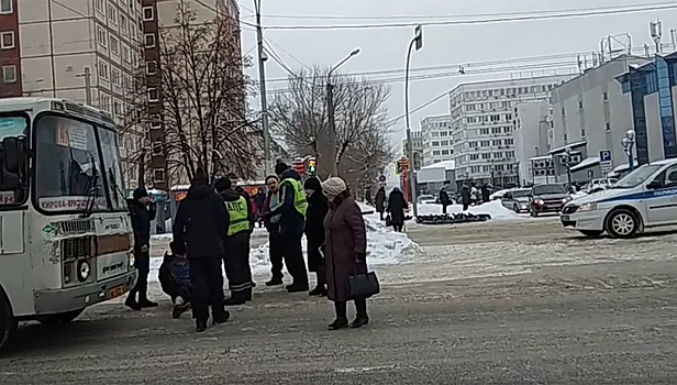 "Скотч давай!": Жители Кемерово задержали избившего водителя маршрутки дебошира