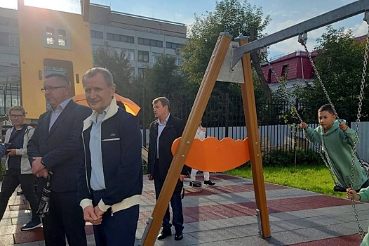 В Екатеринбурге благоустроили один из дворов на улице Мамина-Сибиряка