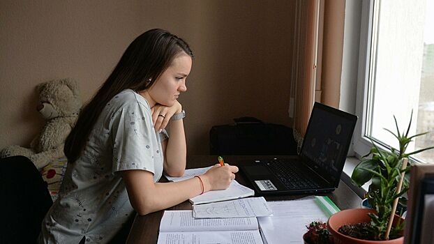 Иммунолог призвал перейти на дистанционные обучение и работу