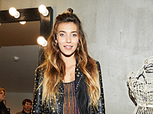 Образ дня: Регина Тодоренко в струящемся платье и кожаной косухе на открытии салона красоты