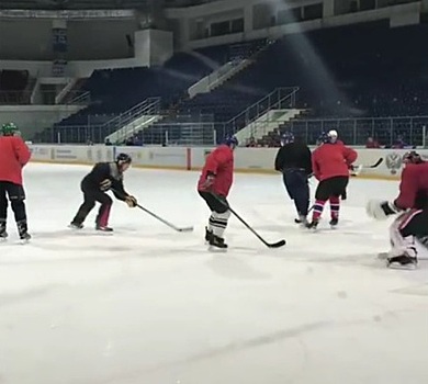Иван Белозерцев разместил в Инстаграм видео с хоккейной тренировки