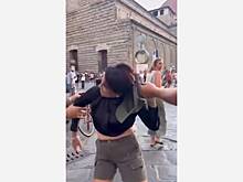 Беременную женщину оттаскали за волосы за кражу сумки у туристки в Европе