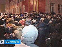 Ночевавшие у воронежской школы родители поставили два живых щита