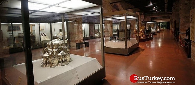 Музей дворцовых коллекций в Стамбуле привлекает туристов